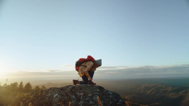 山の夕日の冒険旅行の女性ハイカー — ストック動画