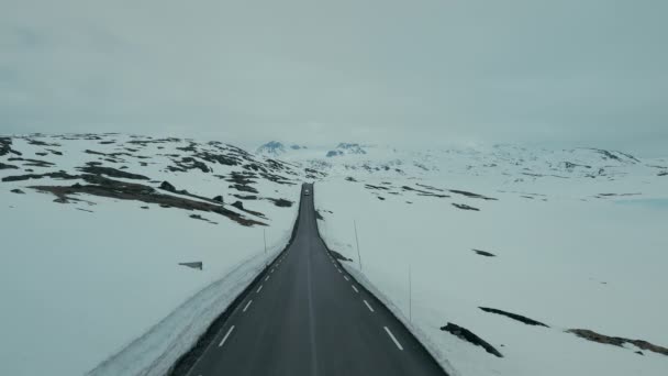 Drone disparo de autocaravana RV en carretera de montaña de invierno — Vídeo de stock