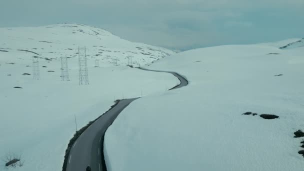 Drone tiro de ciclista de carretera profesional en invierno — Vídeos de Stock