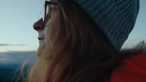 Cinemático mindful jovem mulher assistir céu pôr do sol — Vídeo de Stock