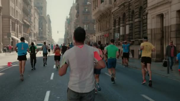 Skupina běžců soutěžit v maratonu nebo triatlonu — Stock video