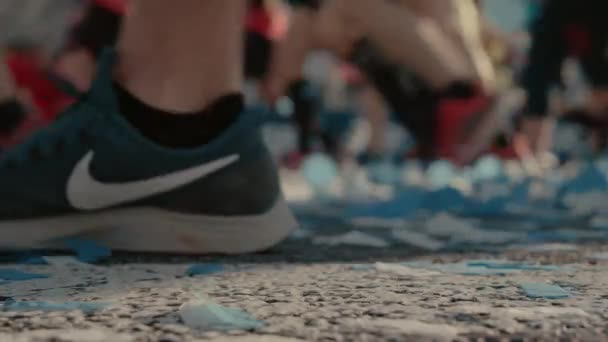 一组赛跑选手参加马拉松或三项全能比赛 — 图库视频影像