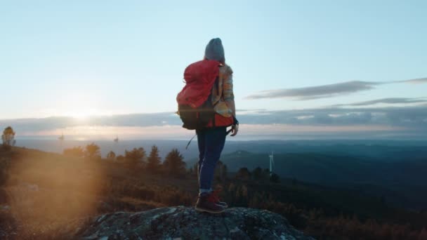 山の夕日の冒険旅行の女性ハイカー — ストック動画