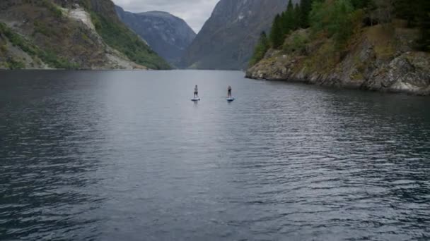 Két ember a SUP táblán Norvégiában. — Stock videók