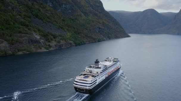 Légi drónfelvétel hatalmas tengerjáró hajóról fjordban — Stock videók