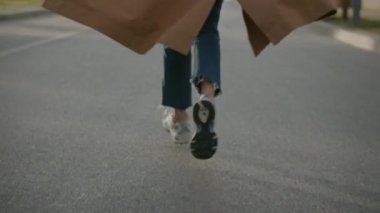 Sokakta koşan sıradan bir kadının nadir görüntüsü.