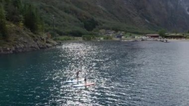 Norveç 'teki SUP panosundaki iki kişinin hava görüntüsü