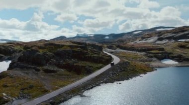 İskandinavya 'da destansı yoldaki minibüsün insansız hava aracı görüntüleri