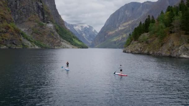 Stunning aerial shot of two people on SUP board — Vídeos de Stock