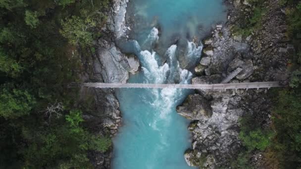 Epic narrow wooden waterfall suspension bridge — Vídeos de Stock