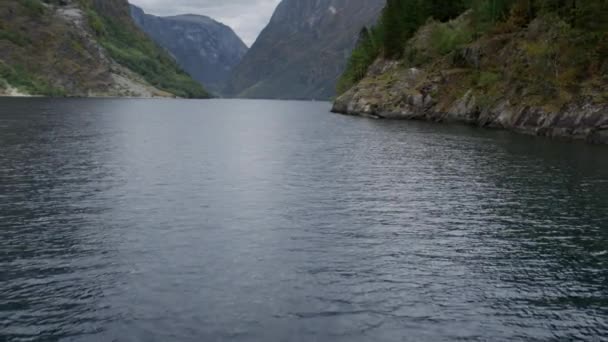 Vue aérienne panoramique de deux personnes à bord du SUP — Video