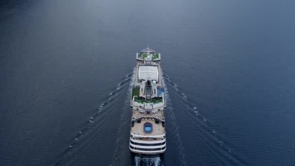 Prachtige luchtfoto van een enorm modern cruiseschip — Stockvideo