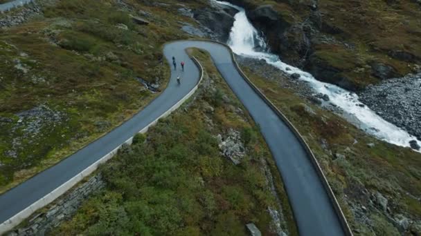 Epické letecké drone záběr dvou cyklistů bikepacking — Stock video