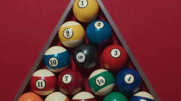 Triangle form pyramid of colorful billiard balls — Vídeos de Stock