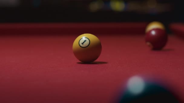 Κοντινό πλάνο του 1 κίτρινη μπάλα στο παιχνίδι μπιλιάρδου — Αρχείο Βίντεο