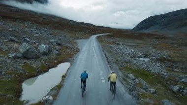 Yoldaki iki bisikletçinin destansı hava aracı görüntüsü
