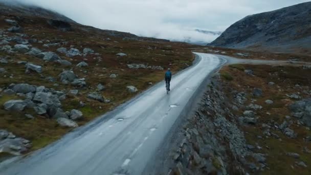 Stunning flying shot of solo cyclist man on road — стоковое видео