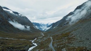 Boş Serpentine Yolu üzerinde Manzaralı Hava Aracı Görünümü