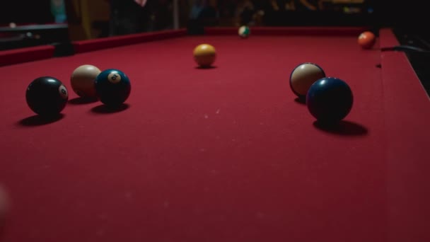 Μπιλιάρδο παιχνίδι σε ρετρό μπαρ πισίνα αργά το βράδυ — Αρχείο Βίντεο