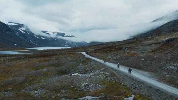 Motosikletli grubun hava görüntüsü. — Stok video