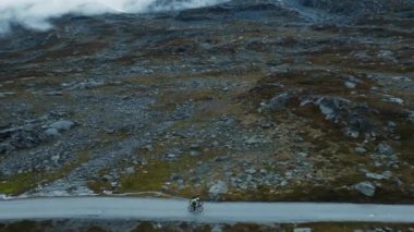 Yoldaki bisikletçilerin eğitiminin yan görüntüsü.