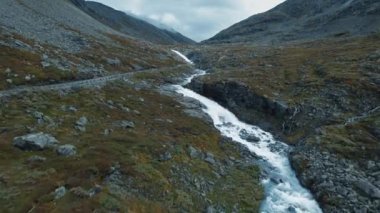 Kuzey yolu ve nehir üzerindeki çarpıcı hava aracı görüntüsü