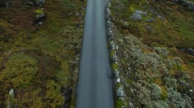 Norveç 'in güzel yolundaki destansı hava aracı manzarası