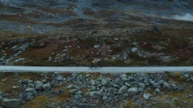 Yolda bisikletçi eğitiminin destansı yan drone görüntüsü