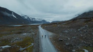 Genç bisikletçilerin uçan drone görüntüleri.