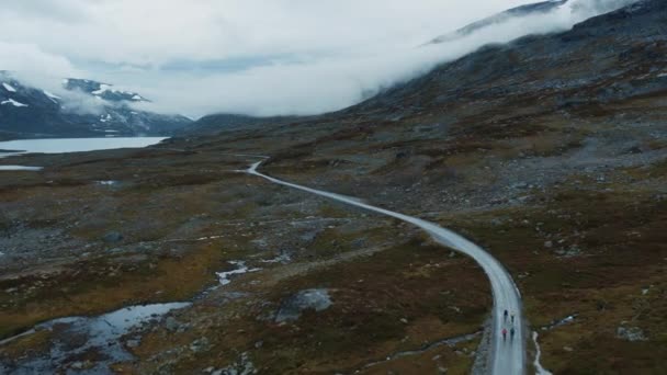 Vliegende drone shot van fietsers groep in de bergen — Stockvideo