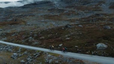 Dağlardaki bisikletçilerin drone görüntüsü.