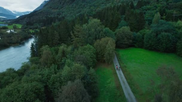 Malowniczy widok drona na zespół rowerzystów na drodze nordic — Wideo stockowe