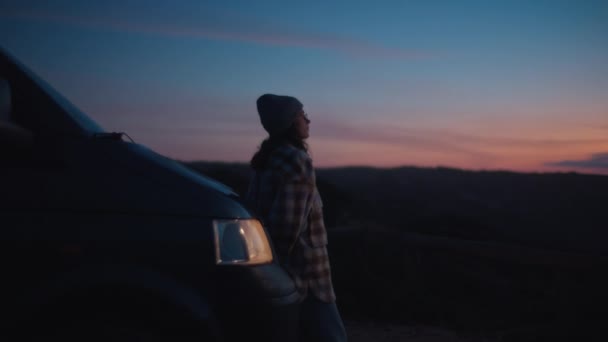 Soft vintage focus on dreamy girl looks at sunset — Stok video