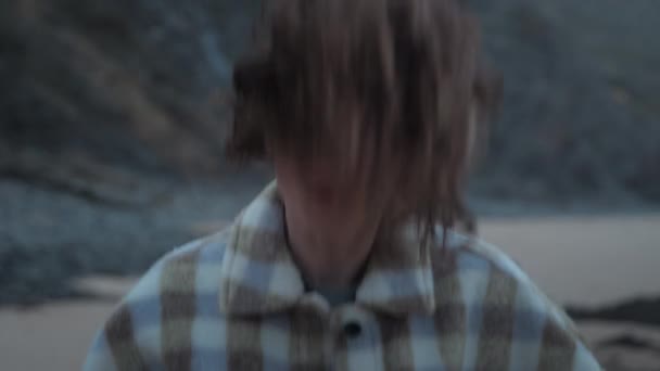 Мрійлива дівчина-підліток піднімає голову хвиля темне довге волосся — стокове відео