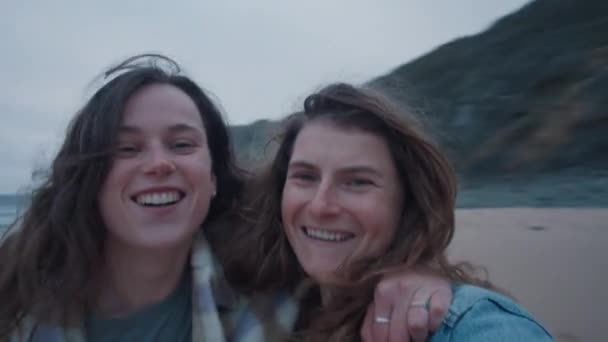 Привабливі молоді жінки кружляють посміхаючись на камеру — стокове відео