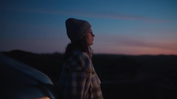 Soft embaçado foco sunset retrato de menina sonhadora — Vídeo de Stock