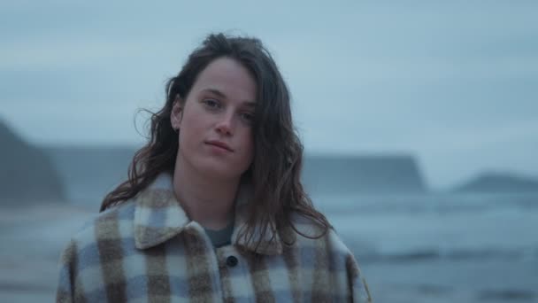 Retrato sonhador de bela menina adolescente perto do oceano — Vídeo de Stock