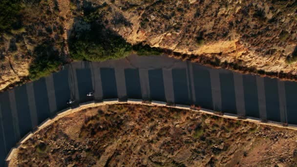 Съемка с воздушного дрона велосипедистов на эпической дороге — стоковое видео