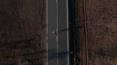 İnsansız hava aracı görüntüsü yollarda uzun tahta sürüyor.