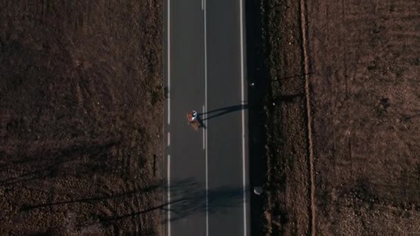 Aereo drone colpo di uomo cavalcare longboard su strada — Video Stock