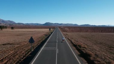 İnsansız hava aracı görüntüsü yollarda uzun tahta sürüyor.