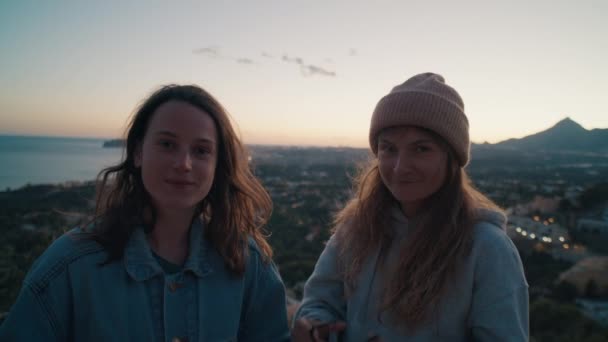Attraktive Smukke Piger Unge Kvinder Udendørs Rejsende Venner Sætte Beskyttende – Stock-video