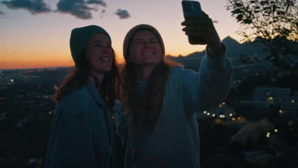 Jóvenes Mujeres Alegres Millennial Toma Selfie Feliz Chats Por Video — Vídeos de Stock