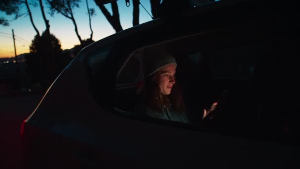 Vista Suave Lateral Jovem Mulher Bonita Senta Carro Táxi Noite — Vídeo de Stock