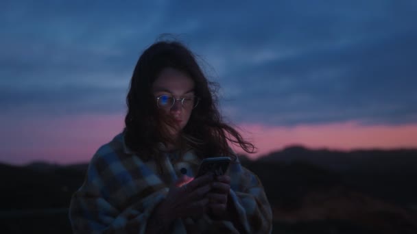 Тисячолітня Молода Жінка Використовує Мобільний Телефон Спілкується Друзями Прокручує Новини — стокове відео