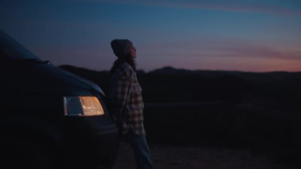 Lente Cinematográfica Vista Foco Vintage Macio Jovem Mulher Solitária Viajante — Vídeo de Stock