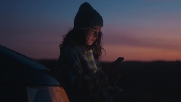 Sinema Objektifi Yumuşak Görüş Bulanık Odak Noktası Akıllı Telefon Kullanan — Stok video