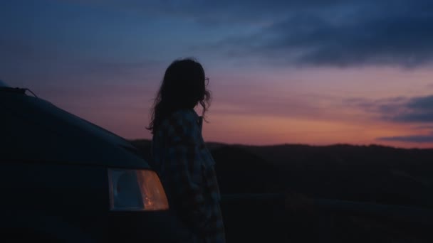 Vista Lente Borrosa Suave Cinematográfica Enfoque Vintage Joven Mujer Solitaria — Vídeos de Stock