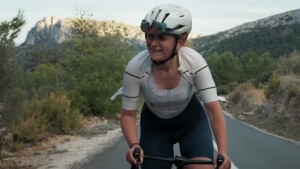 Close Ciclista Estrada Profissional Jovem Mulher Muito Enérgica Passeios Bicicleta — Vídeo de Stock