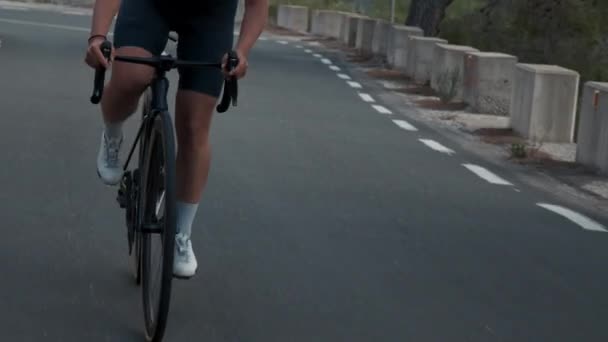 Крупный План Профессиональных Ног Дорожного Велосипедиста Молодая Довольно Энергичная Женщина — стоковое видео